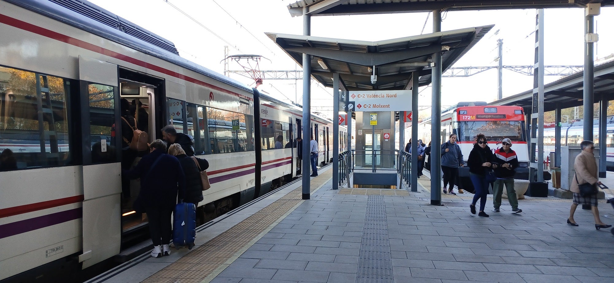 Viajeros suben al tren en la estación de Xàtiva.