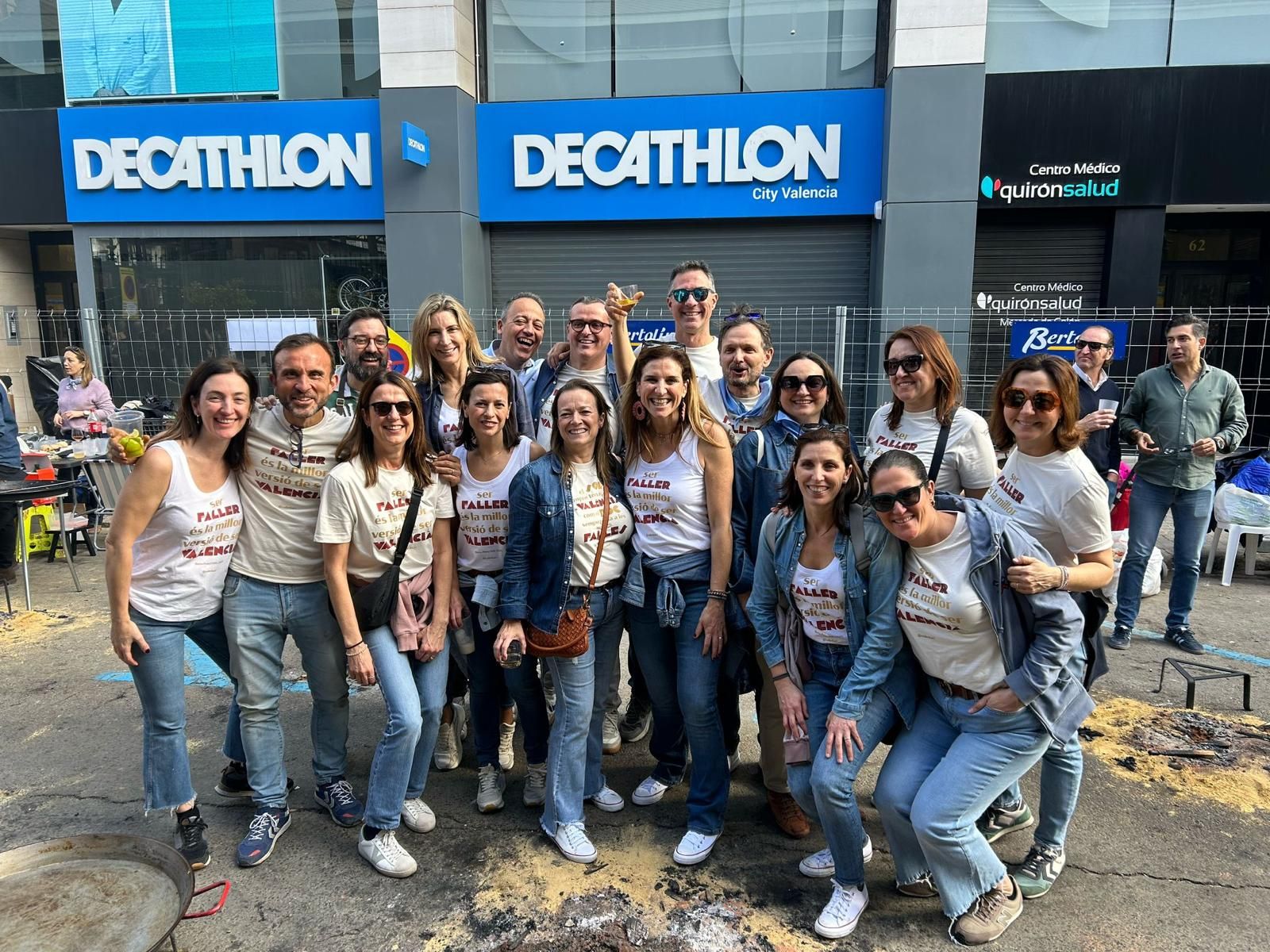 Grupo de participantes en las paellas de Mercado de Colón. 