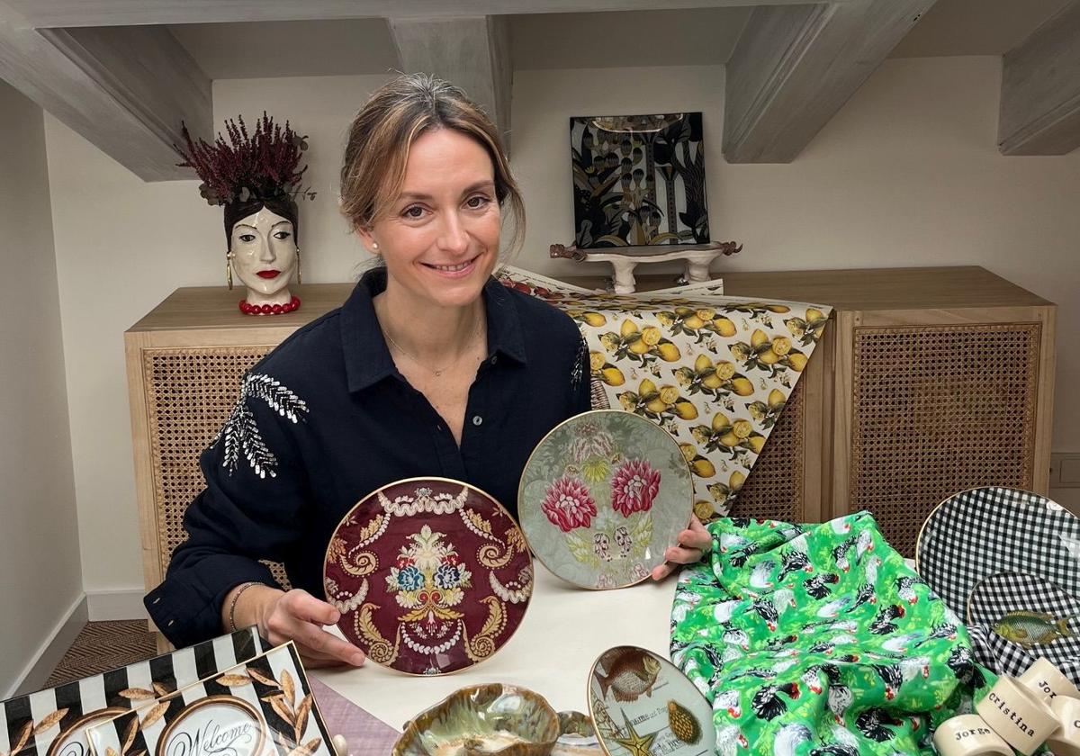 Cristina Vélez, con algunas de sus creaciones.