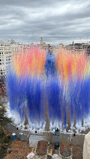 Mascletà de Vulcano en la Plaza del Ayuntamiento.