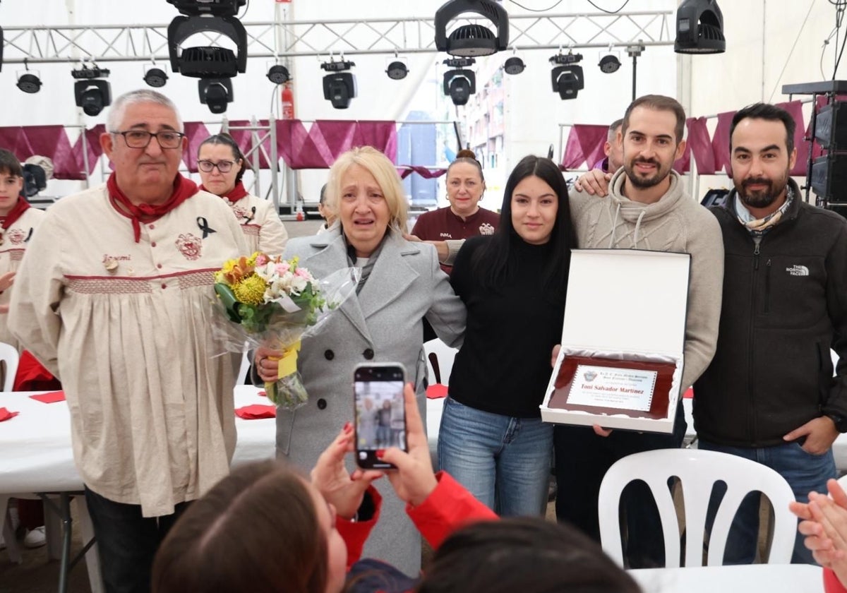 El presidente de la falla Mestre Serrano, José Miguel Mandingorra, junto a los familiares del fallecido.