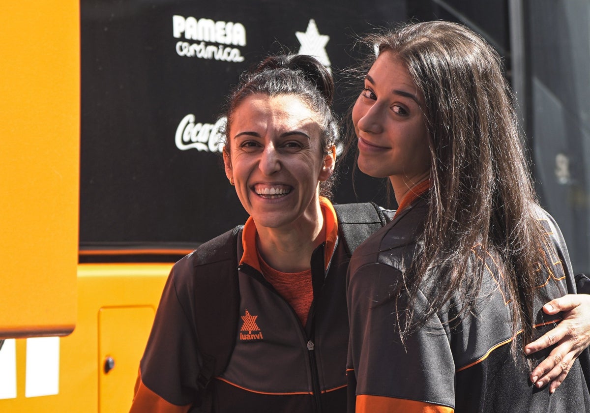 Alba Torrens y Raquel Carrera sonrientes en una de las expediciones del Valencia Basket para jugar un partido de Liga.