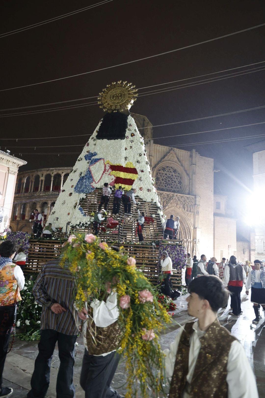 Imagen secundaria 2 - El manto de la Virgen es la provincia de Valencia con los colores de la Senyera