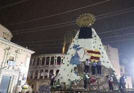 Avanza el manto de la Virgen.