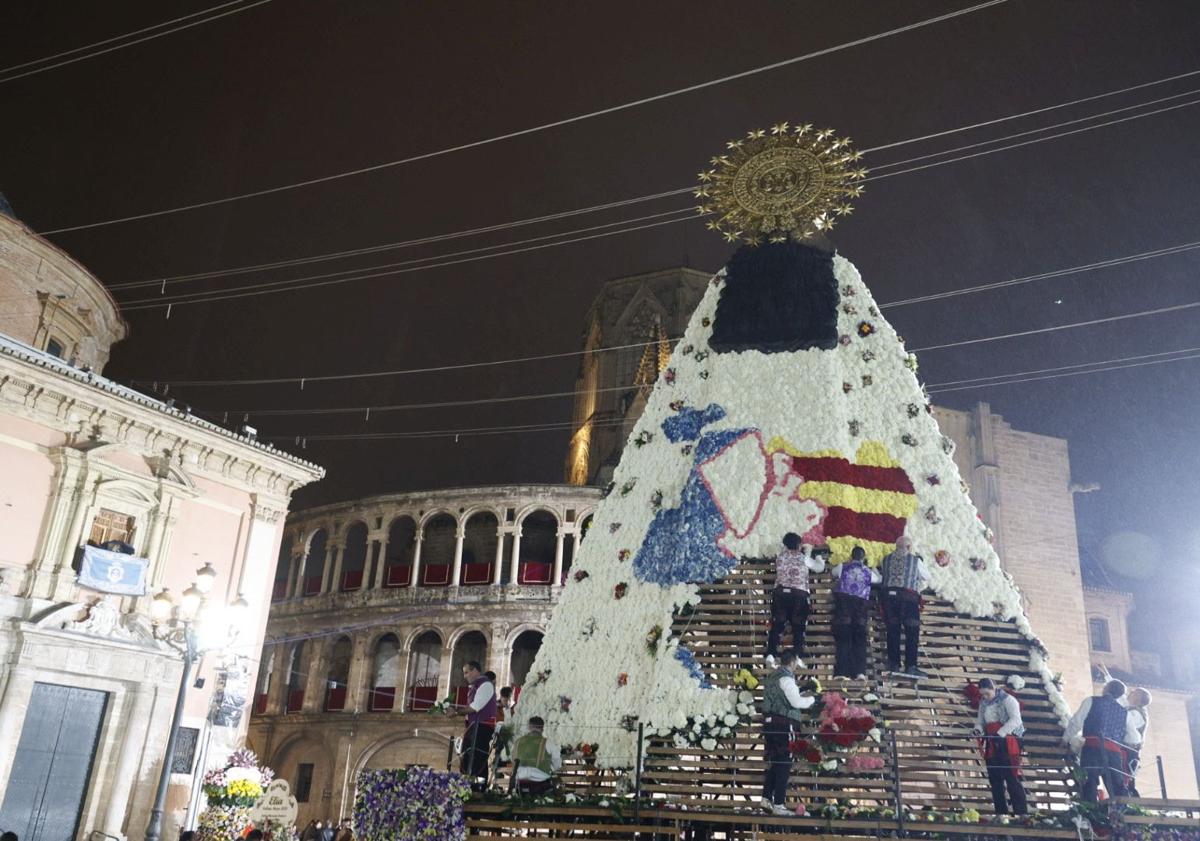 Imagen principal - El manto de la Virgen es la provincia de Valencia con los colores de la Senyera