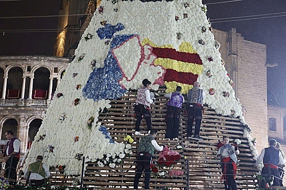 El manto de la Virgen es la provincia de Valencia con los colores de la Senyera