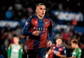 Ángel Algobia, durante un partido reciente con el Levante.