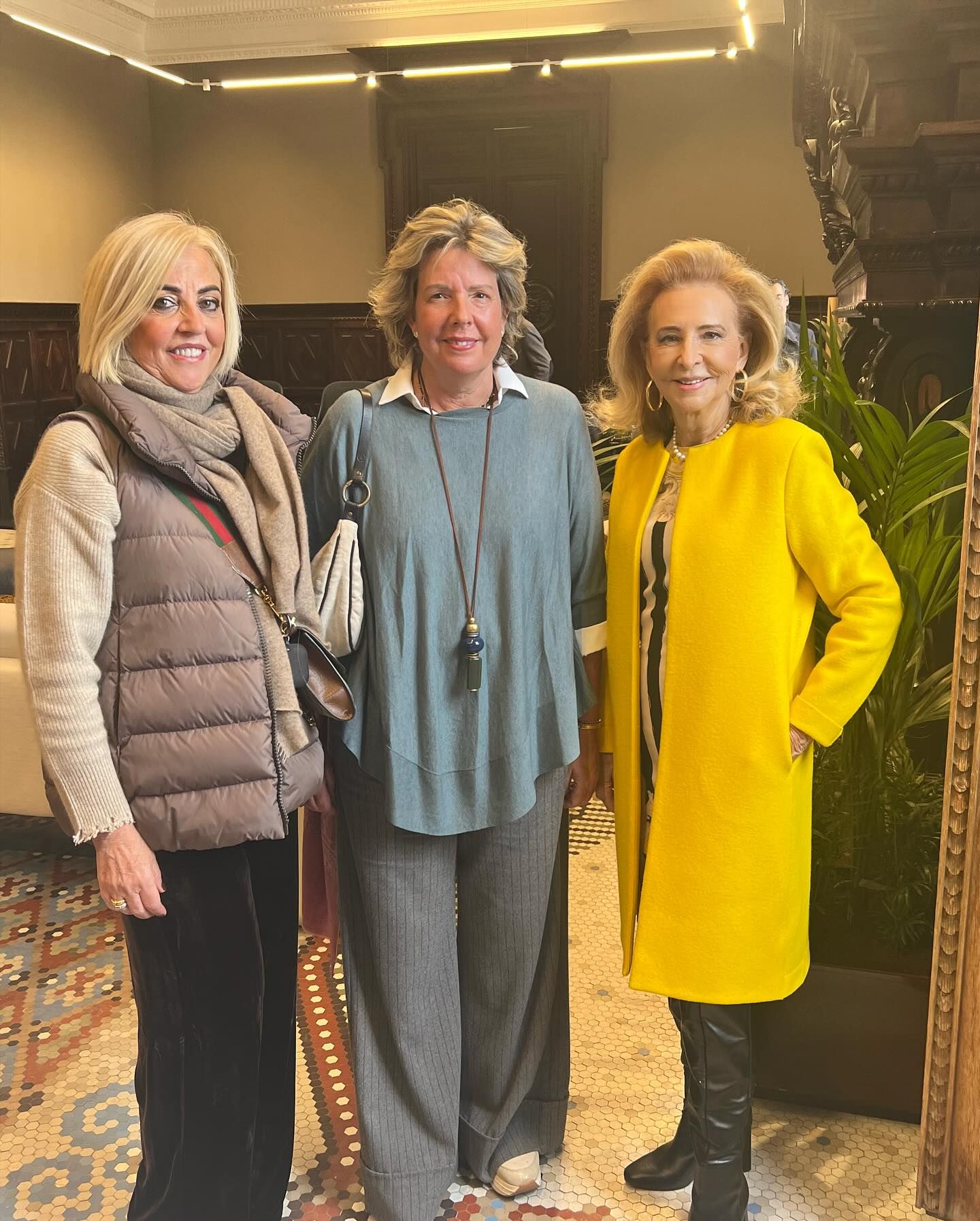 Julia Pérez-Broseta, Simoneta Gómez-Acebo y Mayrén Beneyto en el balcón del Ayuntamiento.