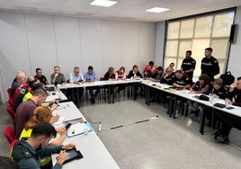 Imagen de uno de los primeros Cecopi celebrados tras la dana. A la izquierda de Mazón, Bernabé, Pradas, Camarero y Argüeso.