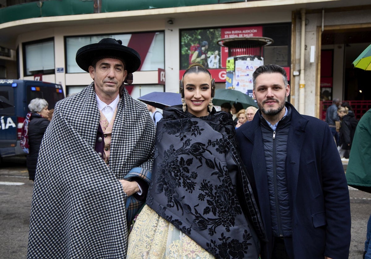 El artista David Sánchez Llongo (d), junto a la fallera mayor de Convento, Carmen Prades, y el presidente, Francisco Segura.