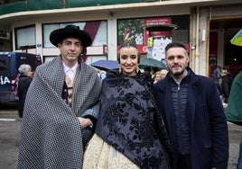 El artista David Sánchez Llongo (d), junto a la fallera mayor de Convento, Carmen Prades, y el presidente, Francisco Segura.