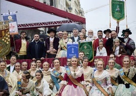 Recogida del primer premio de Especial, de Ingenio y Gracia y de Ninot Indultat, de la falla Convento Jerusalén.