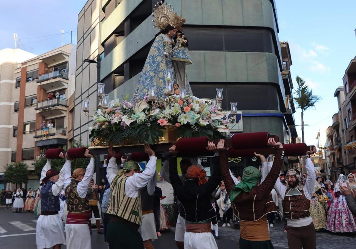 Traslado de la imagen mariana por las calles de Torrent.