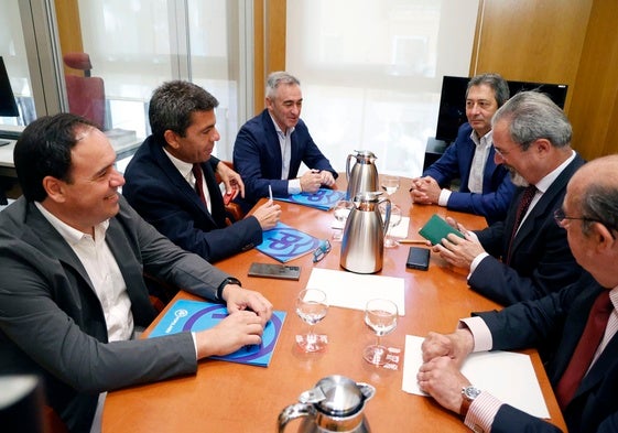 Mazón, entre Pérez Llorca y Barrachina, frente a Flores, Gil Lázaro y Barrera, en 2023.
