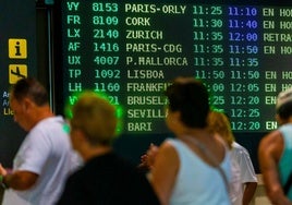 Panel de vuelos de llegada en el aeropuerto de Manises.