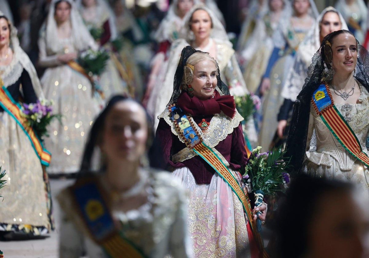 Falleras durante la Ofrenda.