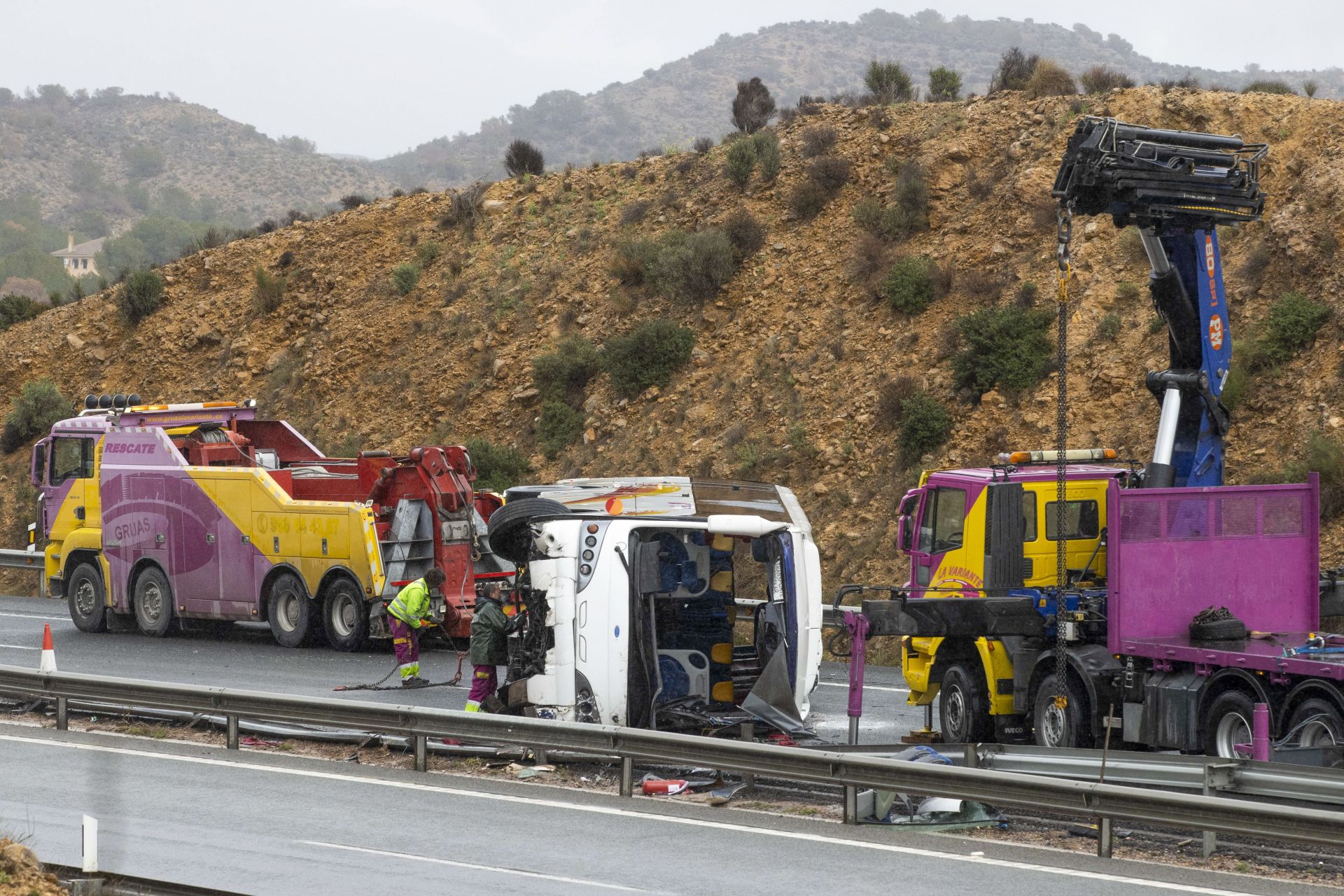 Las imágenes del brutal vuelco de un autobús del Imserso valenciano