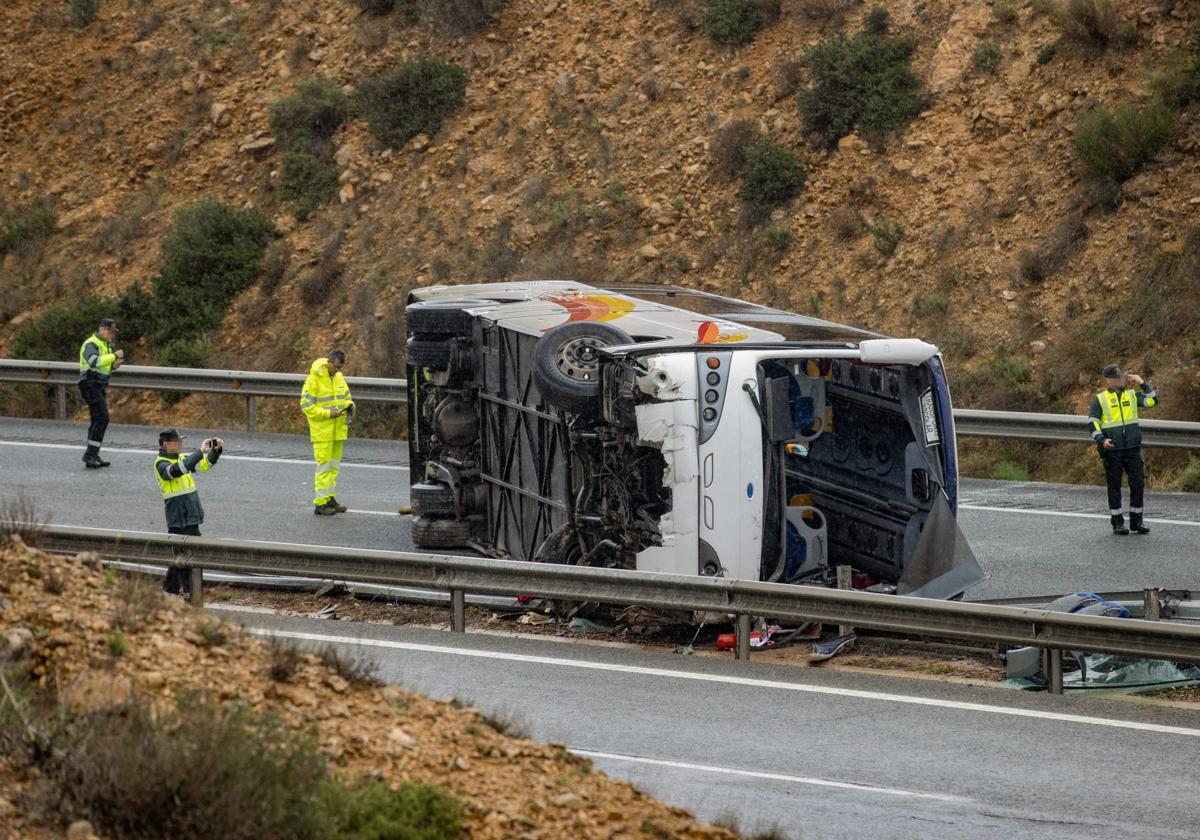 Las imágenes del brutal vuelco de un autobús del Imserso valenciano