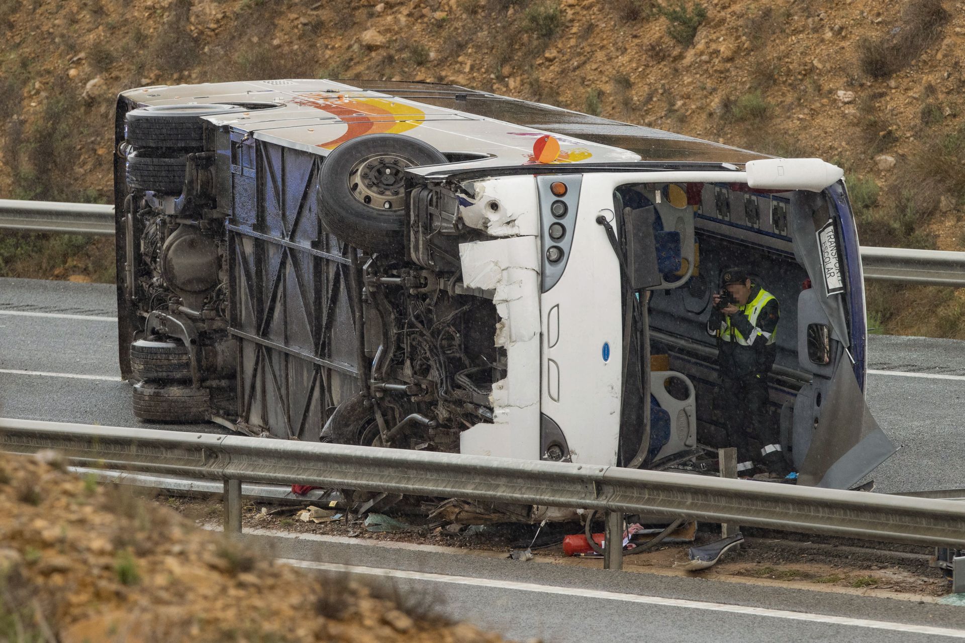 Las imágenes del brutal vuelco de un autobús del Imserso valenciano