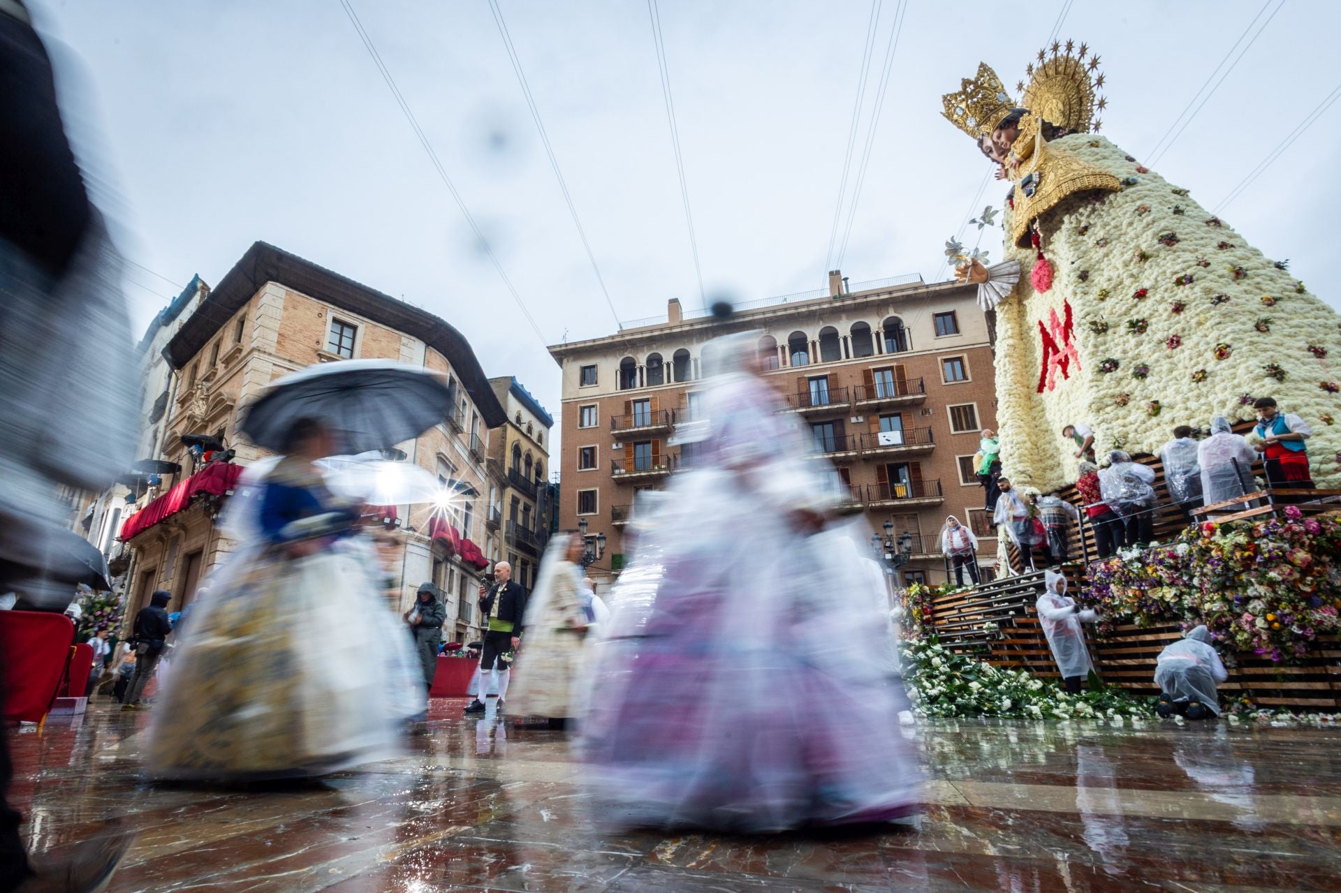 FOTOS | La Mare de Déu revela su manto para las Fallas 2025