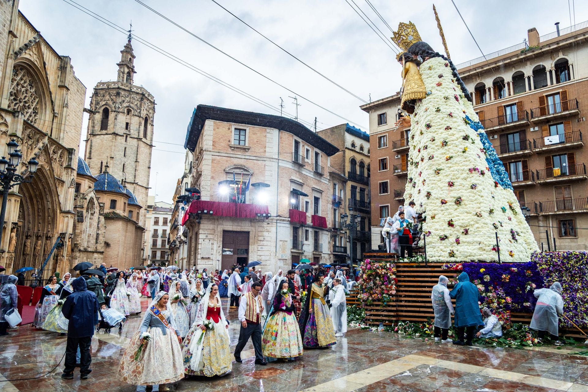 FOTOS | La Mare de Déu revela su manto para las Fallas 2025