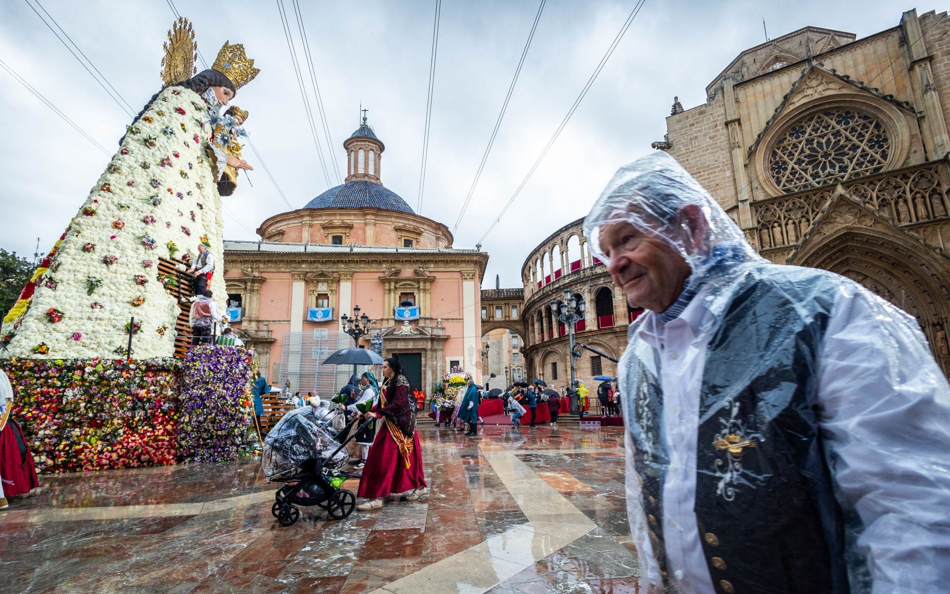 FOTOS | Segundo día de Ofrenda de las Fallas 2025