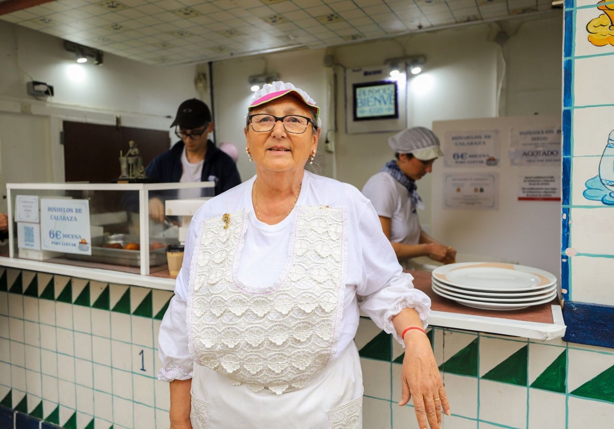 Amparo Bonet, ante el puesto de Bunyols Bienve en la avendida Antiguo Reino de Valencia.