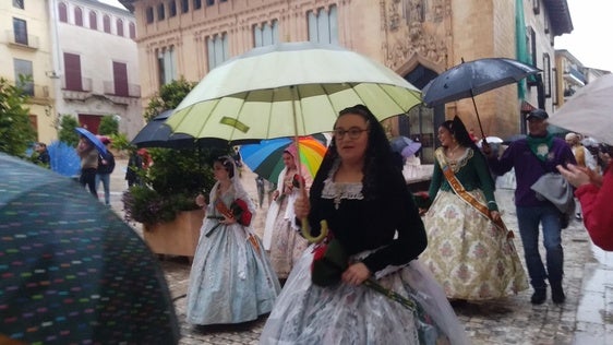 Falleras de Xàtiva, bajo el paraguas en la Ofrenda de 2022.