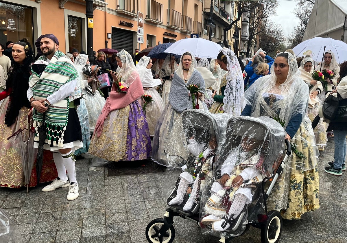 La lluvia estuvo presente y los falleros se protegían como podían