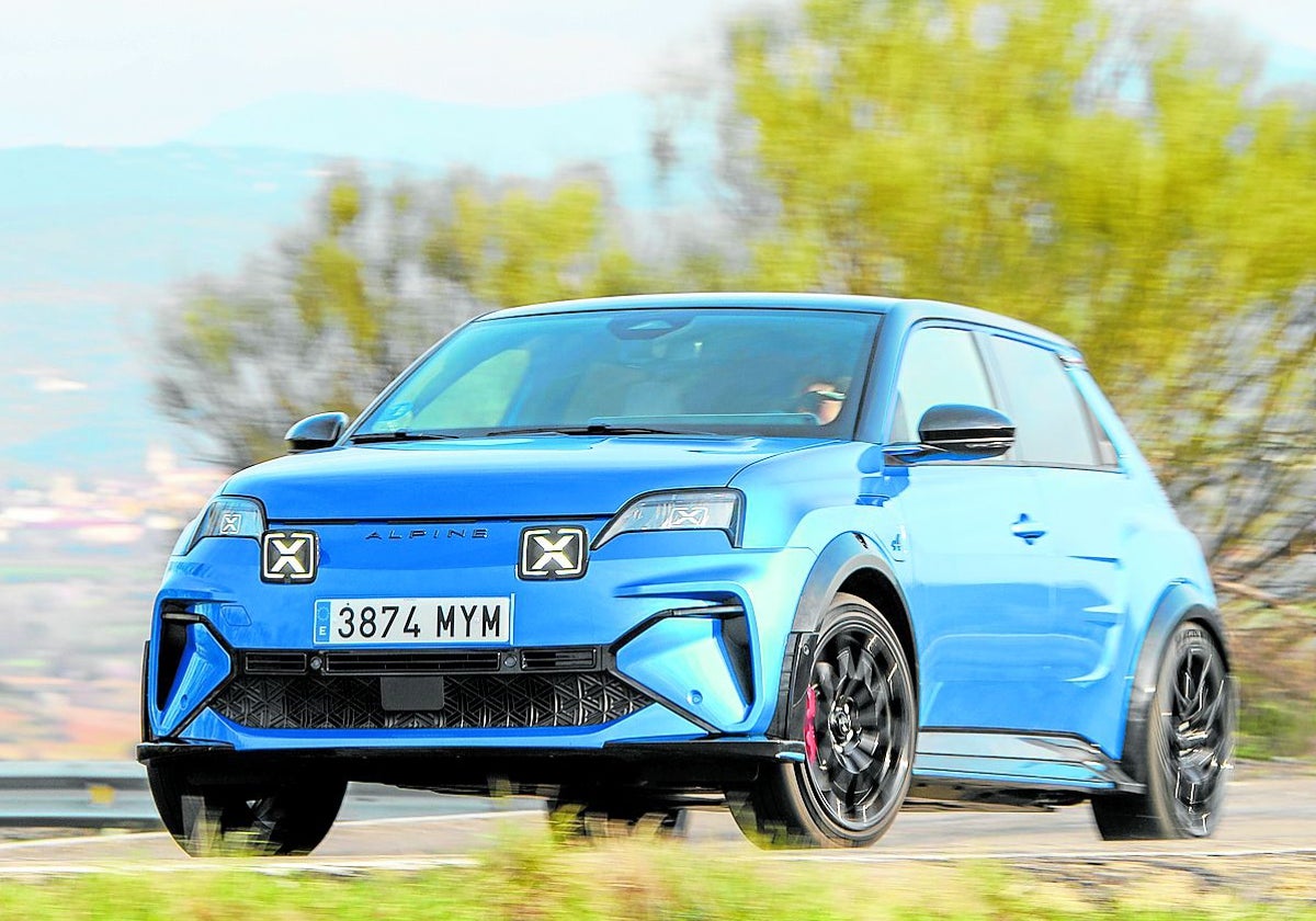 Diversos cambios de diseño con mayor agresividad respecto al Renault 5 E-Tech.