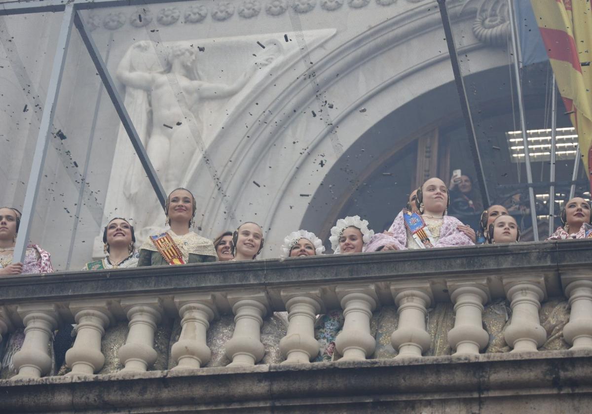 Mascletà en la plaza del Ayuntamiento.