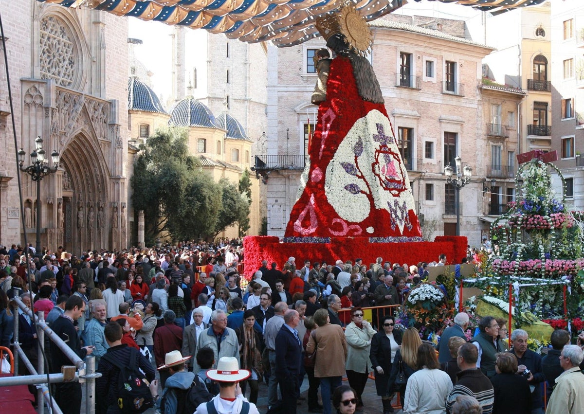 Imagen secundaria 1 - Diseño del manto de la Virgen de 2022 con el ave Fénix; manto de 2008 dedicado a la Semana Santa Marinera y manto de 2007 con la rosa de los vientos.