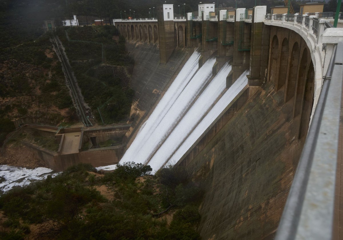 La presa de Forata desembalsando agua.