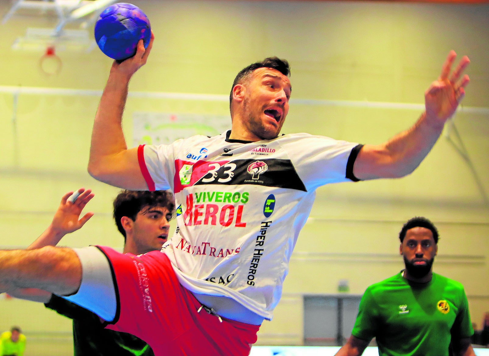 Gedeón Guardiola, en un partido con el Viveros Herol Balonmano Nava, su club actual.