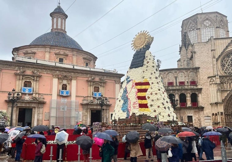 El manto floral de la Virgen en la mañana del 18 de marzo