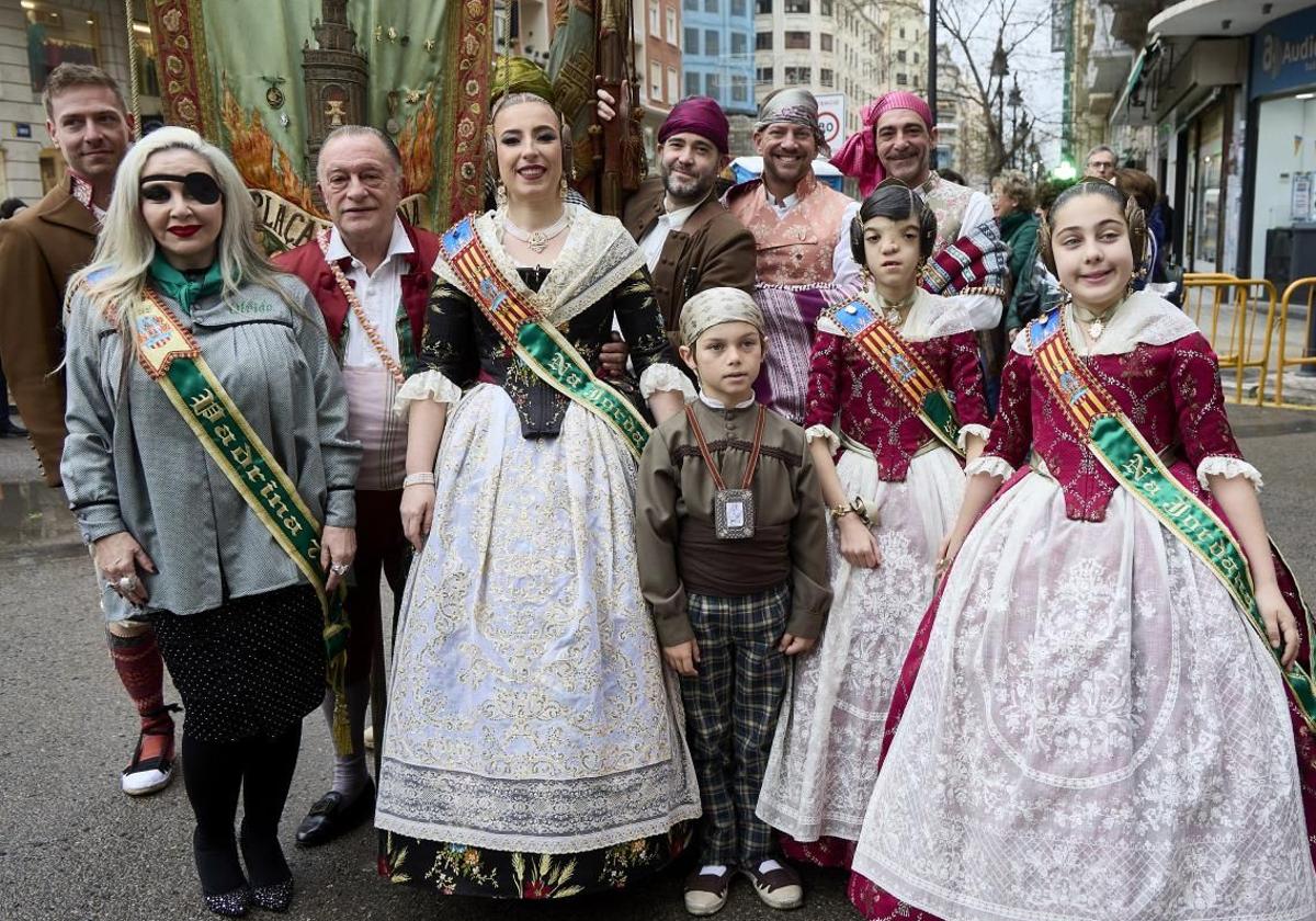 Alaska, presente en las Fallas, junto al presidente de Na Jordana, Pere Borrego.