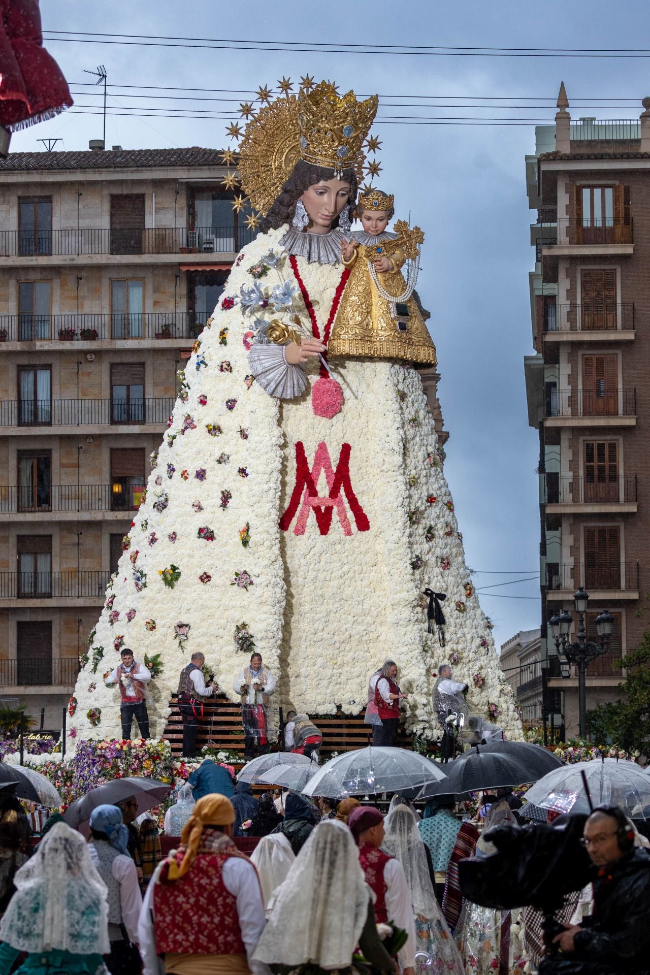 FOTOS | La Mare de Déu revela su manto para las Fallas 2025