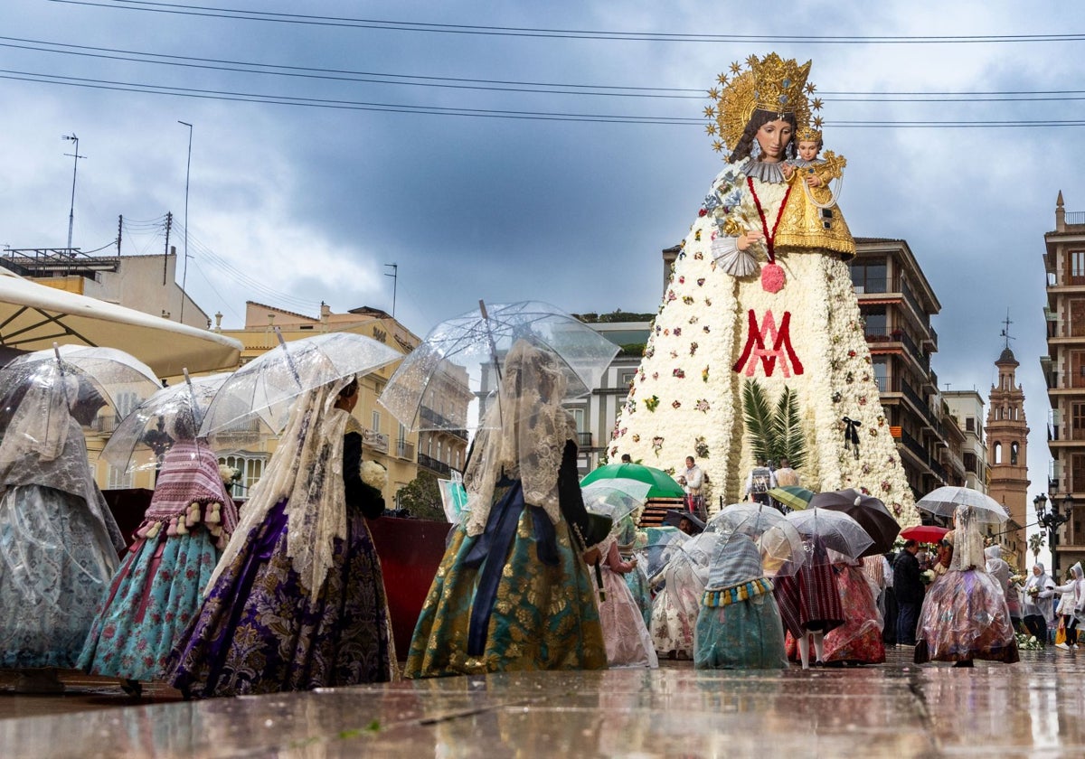 Segundo día de Ofrenda a la Mare de Déu, entre paraguas y chubasqueros.