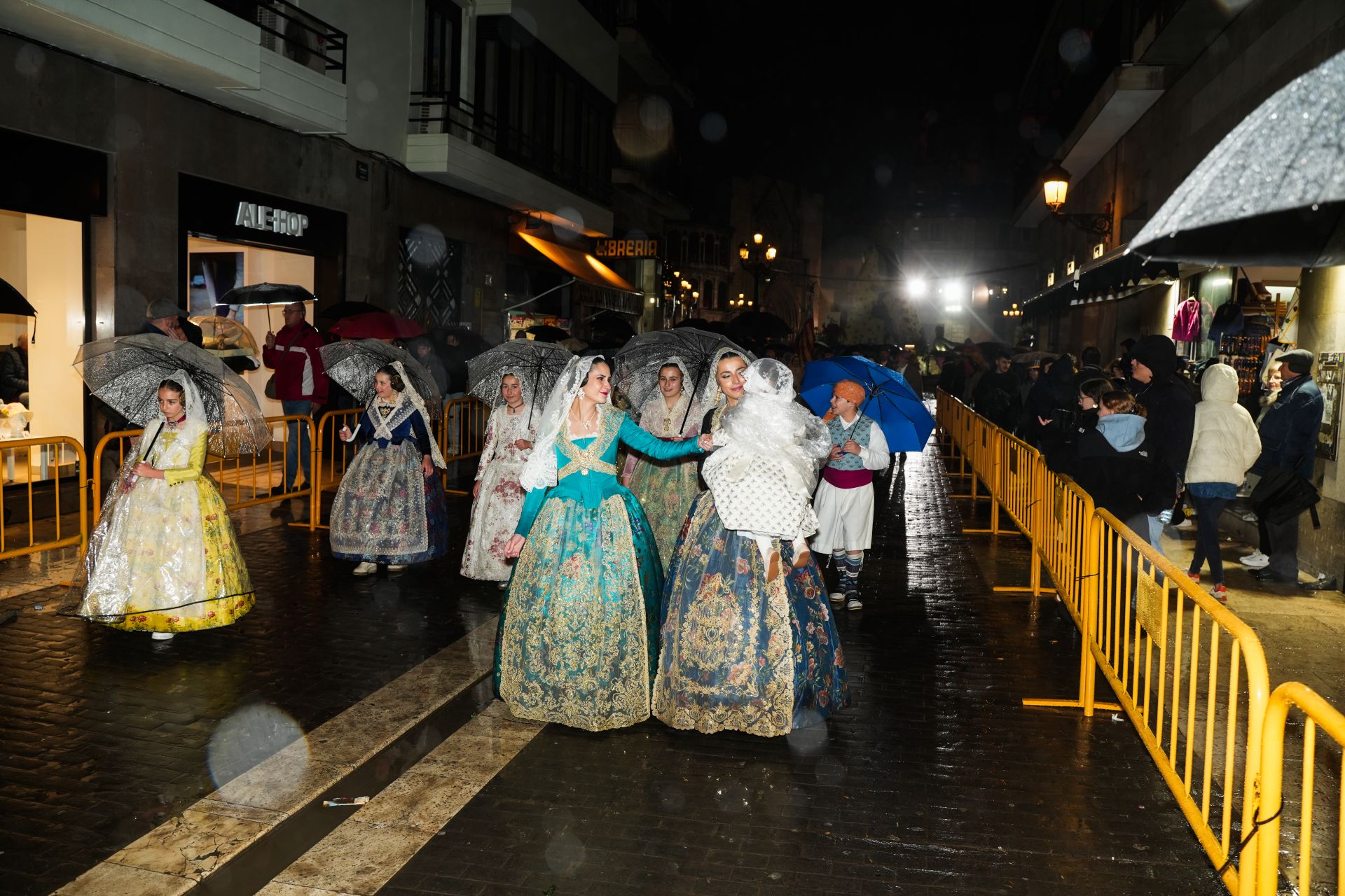 FOTOS | Segundo día de Ofrenda de las Fallas 2025