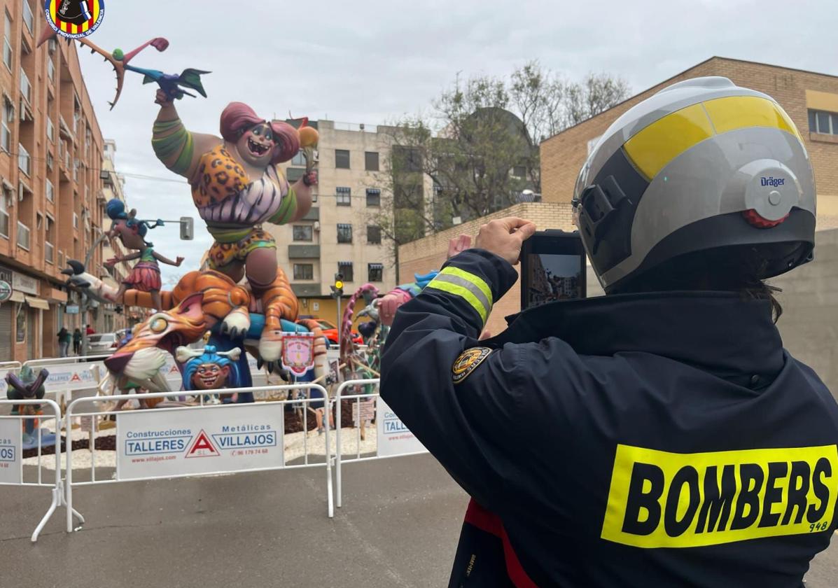 Un bombero fotografía una falla en Benetússer.