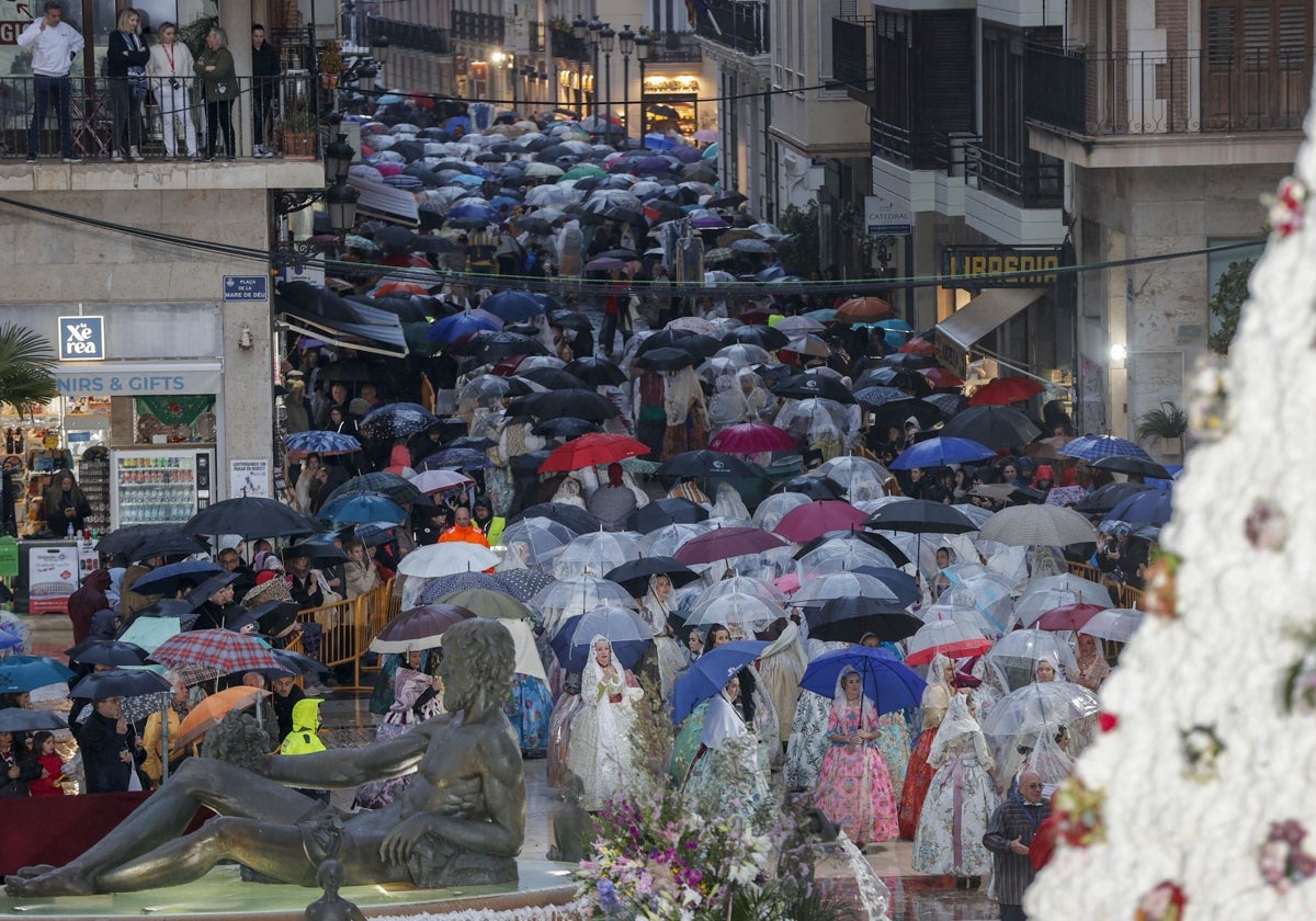 Desfile de falleros por la plaza de la Virgen en la Ofrenda.