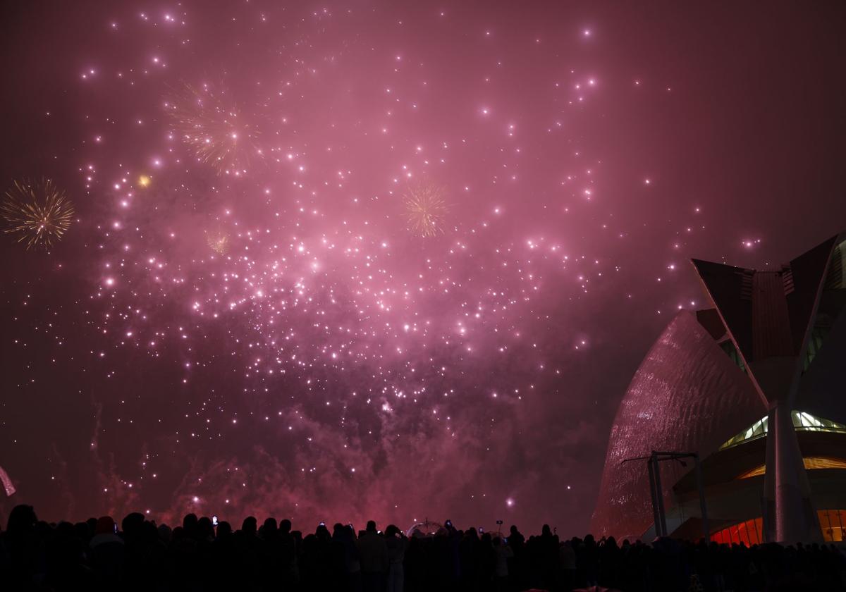 La Nit del Foc ilumina Valencia pese a la lluvia en la víspera de la Cremà