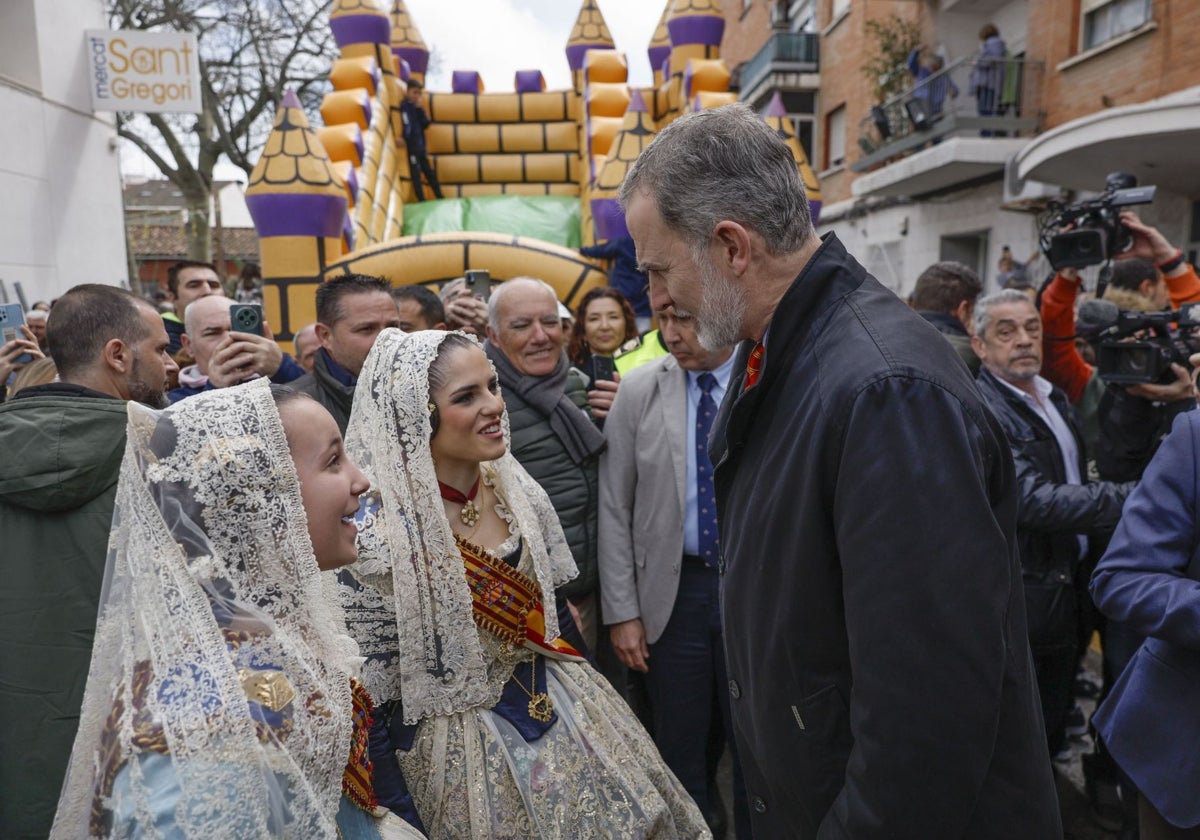 Felipe VI junto a las falleras mayores de la comisión Benemérita Guardia Civil de Torrent.