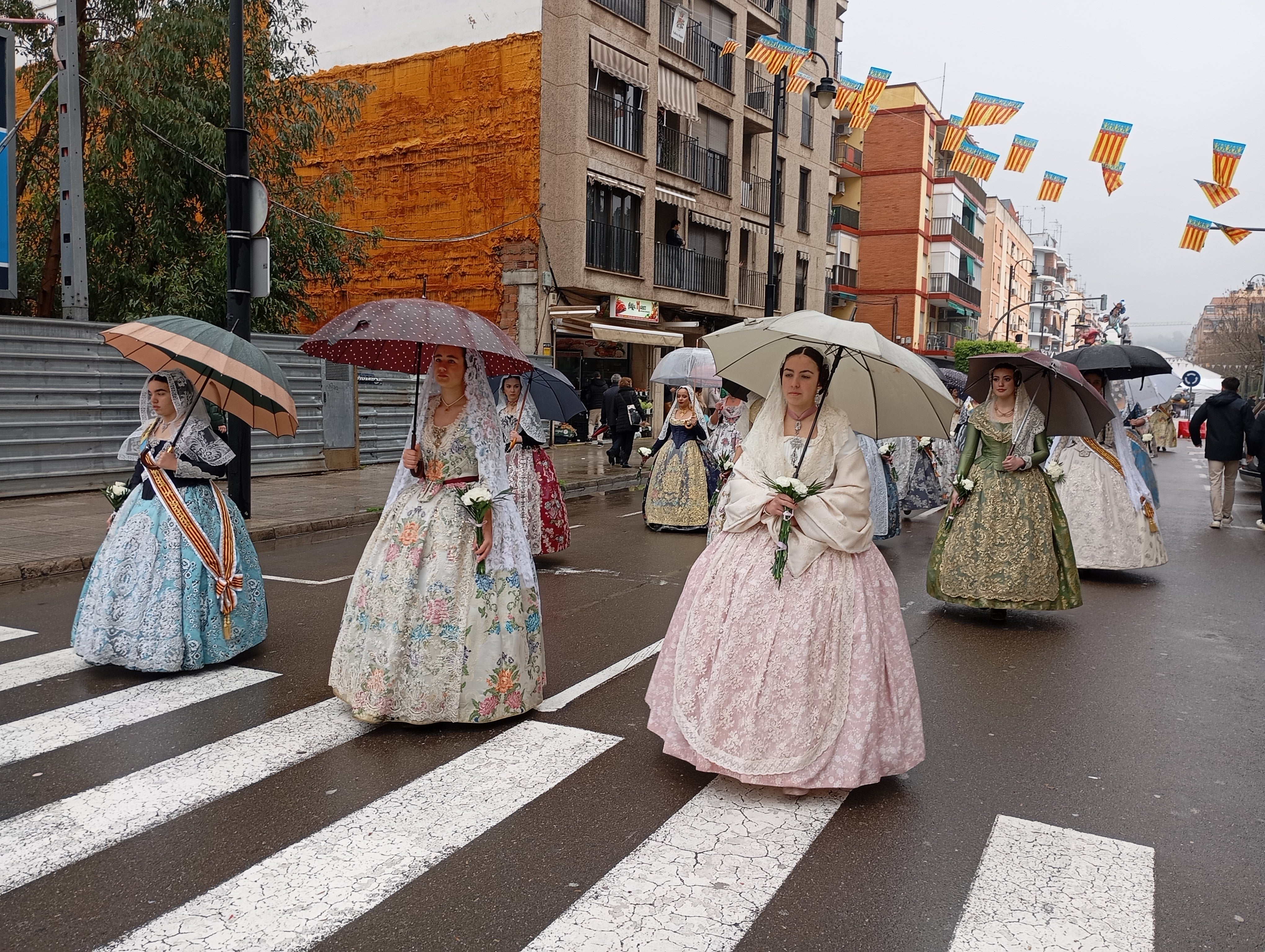Alzira ofrenda bajo la lluvia