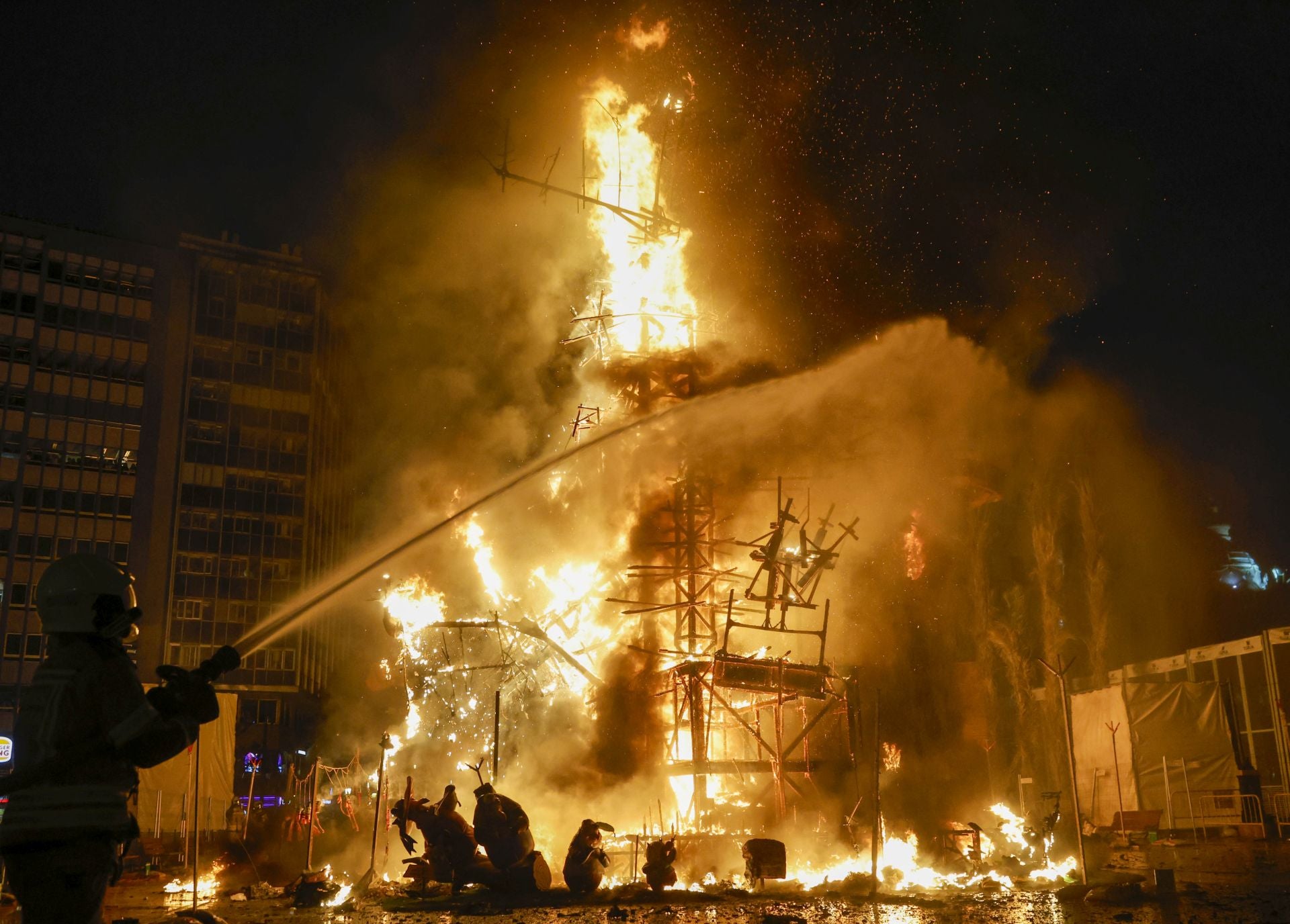 La cremà de la falla municipal, en imágenes