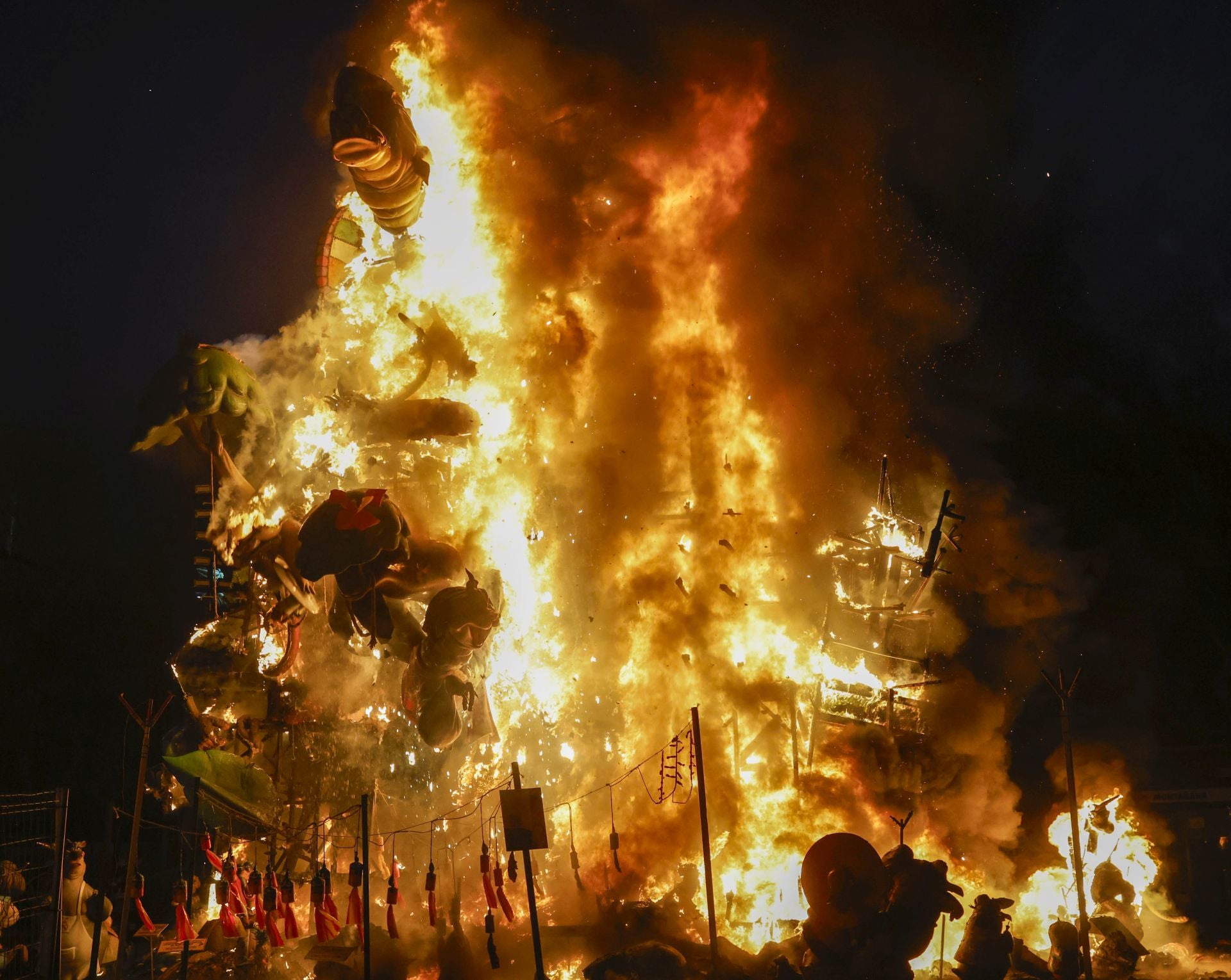 La cremà de la falla municipal, en imágenes