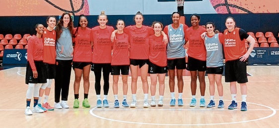 El equipo del Valencia Basket al completo, durante uno de los entrenamientos previos al partido de la Copa de la Reina.