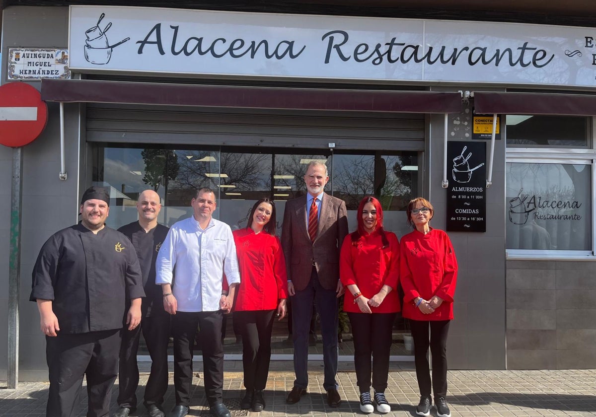 El Rey Felipe VI posa con los trabajadores y el dueño del restaurante Alacena.