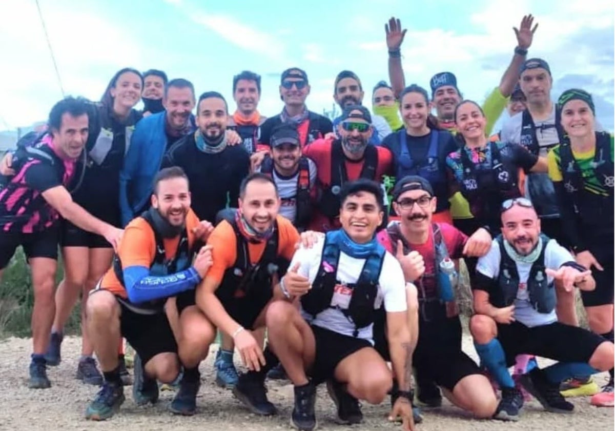 Miembros del Calicanto Trail Team posan contentos tras terminar una de sus expediciones.