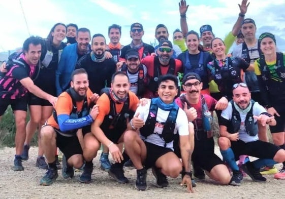 Miembros del Calicanto Trail Team posan contentos tras terminar una de sus expediciones.